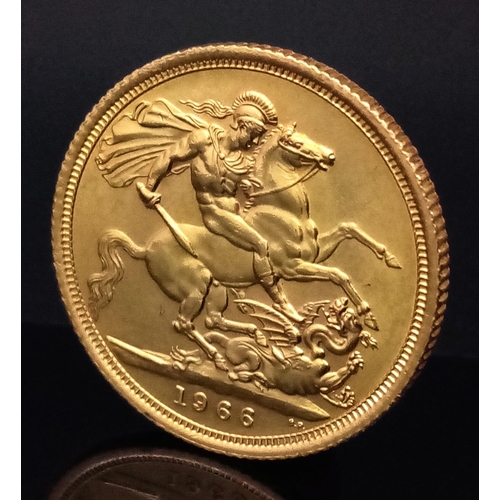 188 - A 1966 ELIZABETH II FULL SOVEREIGN - COIN YEAR OF THE WORLD CUP VICTORY FOR ENGLAND. 22K GOLD. EF. C... 