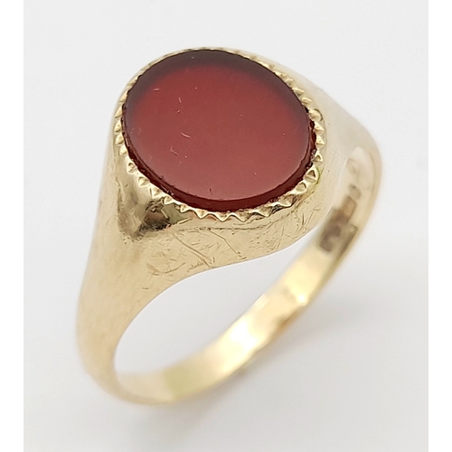 210 - Classic vintage 9 CARAT GOLD CARNELIAN SIGNET RING. Fully hallmarked. 4.2 grams. Large finger size V... 