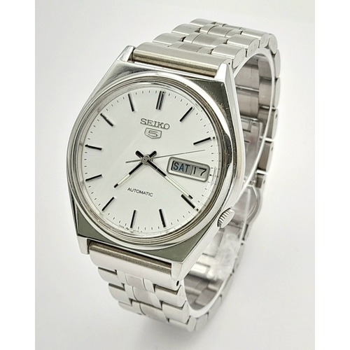 28 - Vintage SEIKO 5 AUTOMATIC WRISTWATCH. Day/Date Model finished in stainless steel. Excellent conditio... 