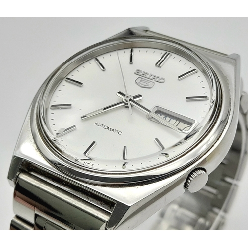 28 - Vintage SEIKO 5 AUTOMATIC WRISTWATCH. Day/Date Model finished in stainless steel. Excellent conditio... 