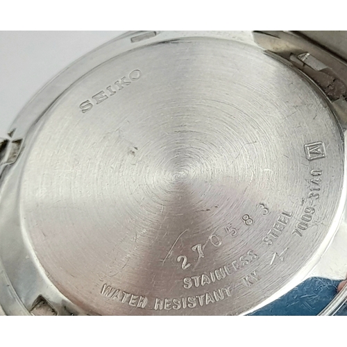 28 - Vintage SEIKO 5 AUTOMATIC WRISTWATCH. Day/Date Model finished in stainless steel. Excellent conditio... 