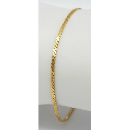 35 - Classic vintage 9 CARAT GOLD, FLAT LINK ANKLE CHAIN. Full UK hallmark. 1.9 grams. 22.5 cm.