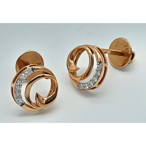 191 - A PAIR OF 18K ROSE GOLD DIAMOND SET SWIRL STUD EARRINGS. 2.1G. SC5092.