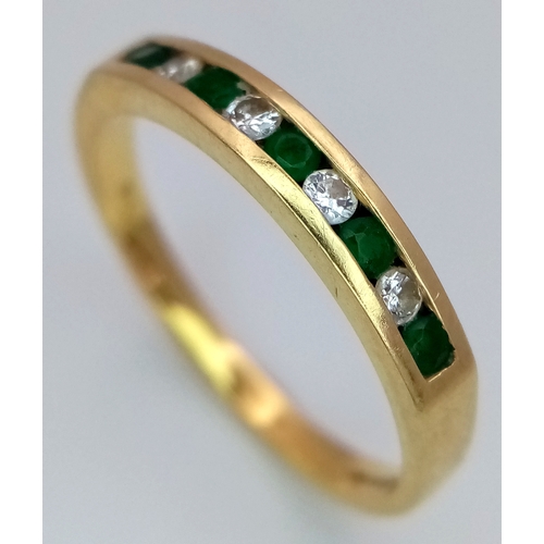 60 - AN 18K YELLOW GOLD DIAMOND & EMERALD HALF ETERNITY RING. 2.5G. SIZE O. SC5081