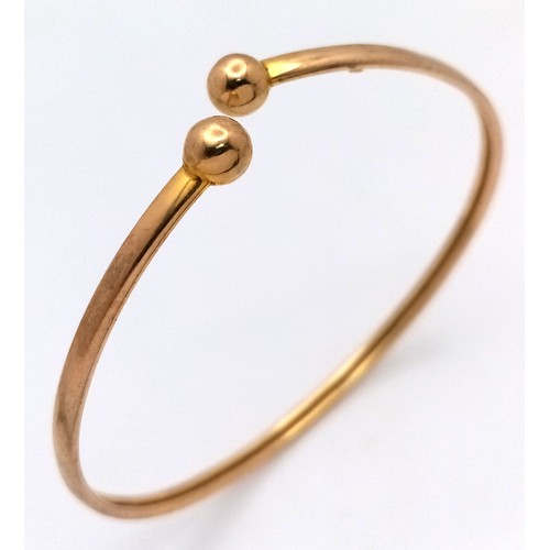 128 - An Italian 9K Yellow Gold Ball Bangle. 4.2g