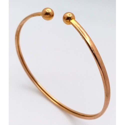 128 - An Italian 9K Yellow Gold Ball Bangle. 4.2g