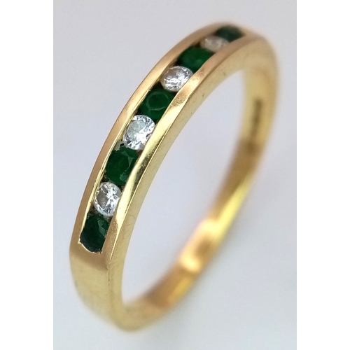 60 - AN 18K YELLOW GOLD DIAMOND & EMERALD HALF ETERNITY RING. 2.5G. SIZE O. SC5081