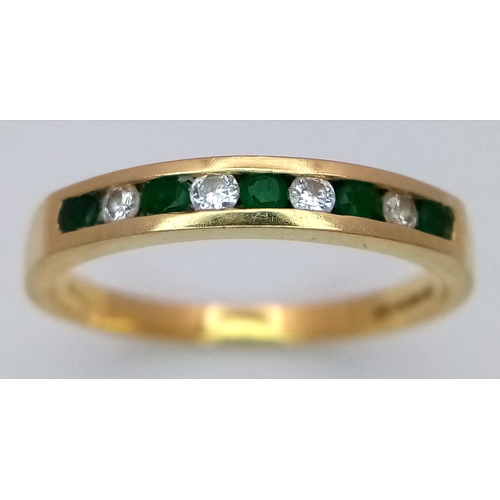 60 - AN 18K YELLOW GOLD DIAMOND & EMERALD HALF ETERNITY RING. 2.5G. SIZE O. SC5081