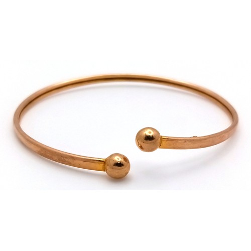 128 - An Italian 9K Yellow Gold Ball Bangle. 4.2g