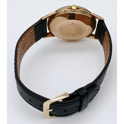 1139 - A Vintage 9K Gold Cased Centaur De Luxe Automatic Gents Watch. Black leather strap. 9K gold case - 3... 