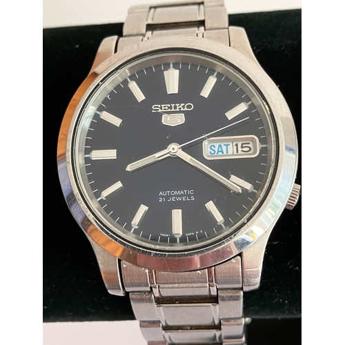 70 - Vintage SEIKO 5 AUTOMATIC 21 JEWELS WRISTWATCH. Finished in stainless steel.
Black face Day/Date mod... 