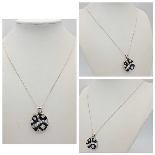 1204 - A Very Attractive Stone Set Cluster Pendant Necklace. 46cm Length. The Pendant Measures 2.1cm Wide i... 