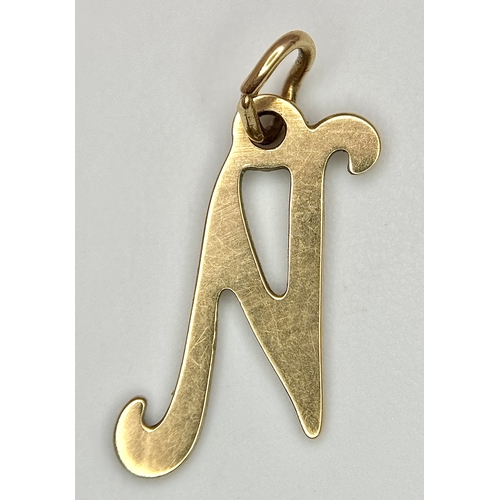 1189 - A 9K YELLOW GOLD INITIAL 'N' CHARM - 0.3G. SC5050.