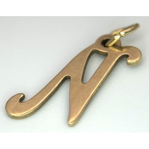 1189 - A 9K YELLOW GOLD INITIAL 'N' CHARM - 0.3G. SC5050.