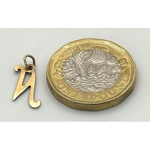 1189 - A 9K YELLOW GOLD INITIAL 'N' CHARM - 0.3G. SC5050.