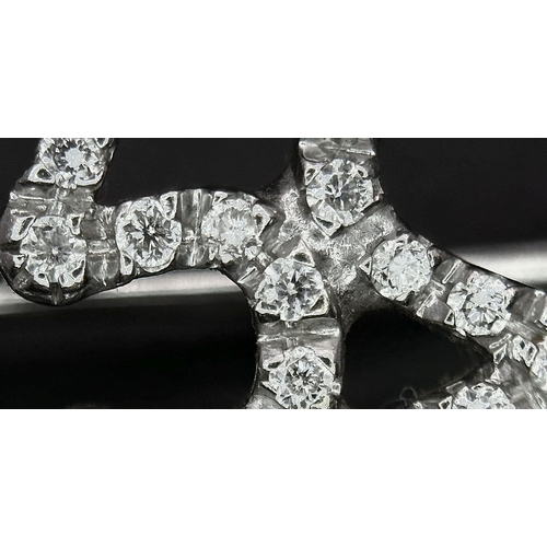 140 - An 18K White Gold and Diamond Brooch. Graduated encrusted stars. 3cm. 4.7g total weight.