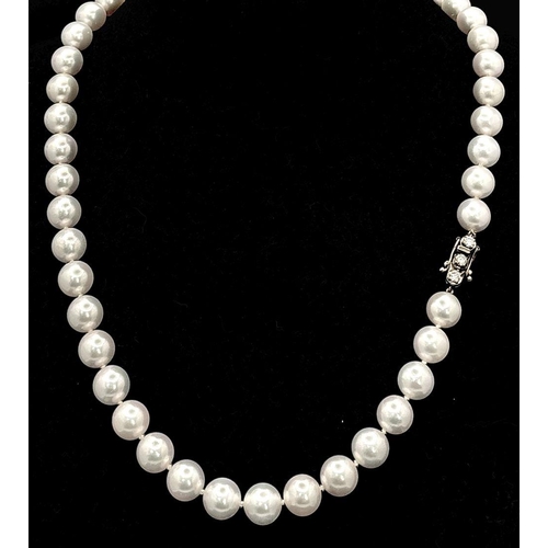 210 - A Beautiful Pastel Tint Pearl Necklace with an 18K Gold and Three Diamond Clasp. Pearls 7/8mm. 0.30c... 