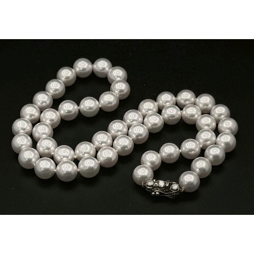 210 - A Beautiful Pastel Tint Pearl Necklace with an 18K Gold and Three Diamond Clasp. Pearls 7/8mm. 0.30c... 