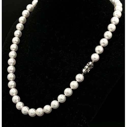 210 - A Beautiful Pastel Tint Pearl Necklace with an 18K Gold and Three Diamond Clasp. Pearls 7/8mm. 0.30c... 