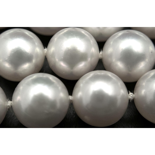 210 - A Beautiful Pastel Tint Pearl Necklace with an 18K Gold and Three Diamond Clasp. Pearls 7/8mm. 0.30c... 