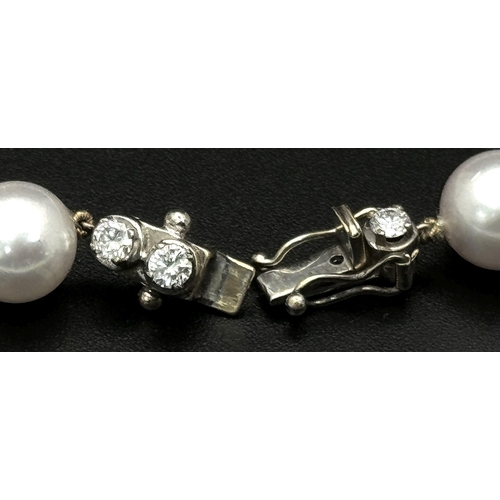 210 - A Beautiful Pastel Tint Pearl Necklace with an 18K Gold and Three Diamond Clasp. Pearls 7/8mm. 0.30c... 