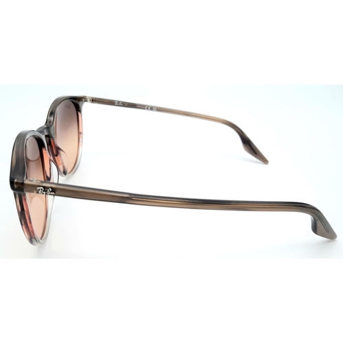 833 - A Pair of Ray-Ban Ladies Sunglasses.