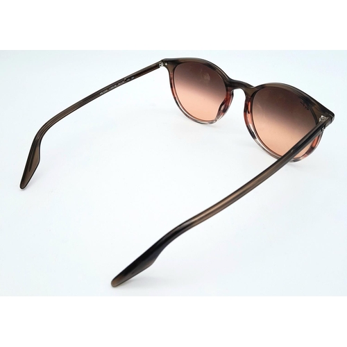 833 - A Pair of Ray-Ban Ladies Sunglasses.