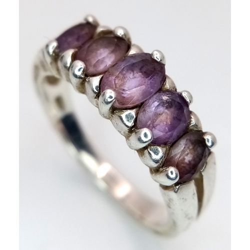 836 - Vintage SILVER RING Having 5 x OVAL CUT AMETHYSTS  Mounted to top. Beautifully set with split ‘V’ Sh... 
