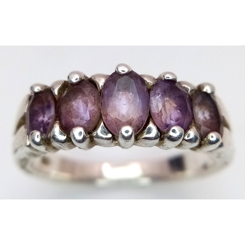 836 - Vintage SILVER RING Having 5 x OVAL CUT AMETHYSTS  Mounted to top. Beautifully set with split ‘V’ Sh... 