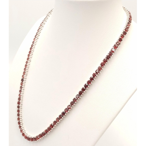 769 - A 925 silver garnet gemstone tennis necklace. Round-cut garnet stones. Total length: 46cm. Total wei... 