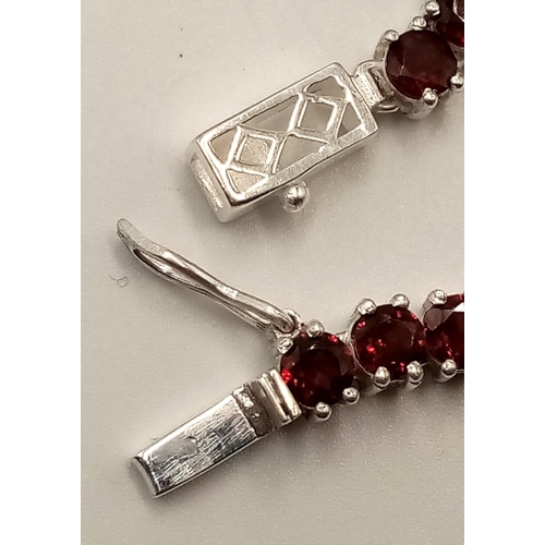 769 - A 925 silver garnet gemstone tennis necklace. Round-cut garnet stones. Total length: 46cm. Total wei... 