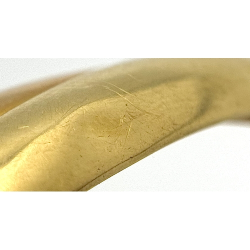 721 - A Vintage 18K Yellow Gold Bangle. Clip design. Safety chain. 15.4g.