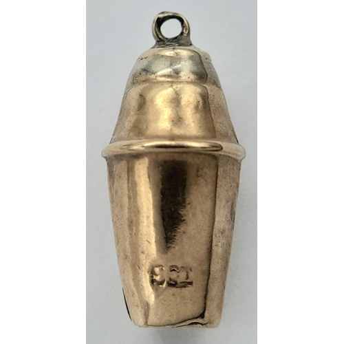 883 - A 9K Yellow Gold Cocktail Shaker Pendant/Charm. 2cm. 0.7g
