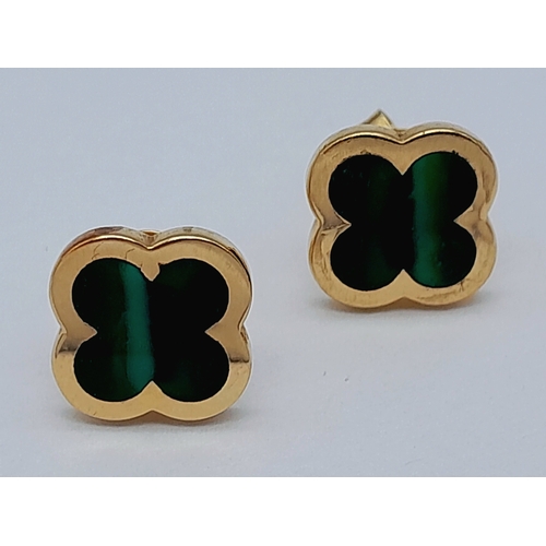 433 - A PAIR OF 14K YELLOW GOLD GREEN STONE SET CLOVER STUD EARRINGS - 2.2G. SC5071.
