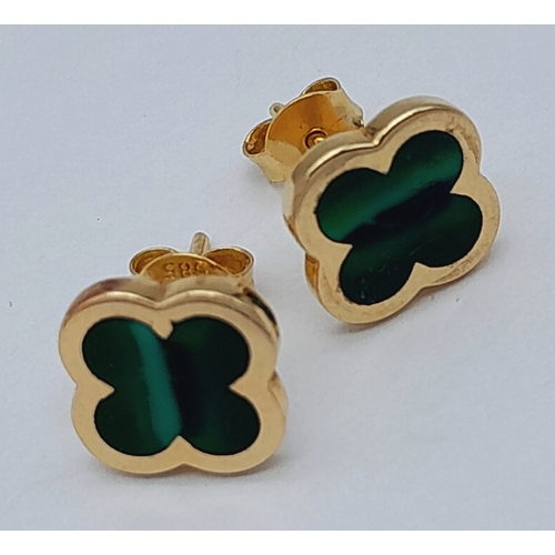 433 - A PAIR OF 14K YELLOW GOLD GREEN STONE SET CLOVER STUD EARRINGS - 2.2G. SC5071.