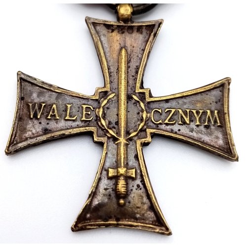 820 - A WW2 Polish Cross of Valour Medal.