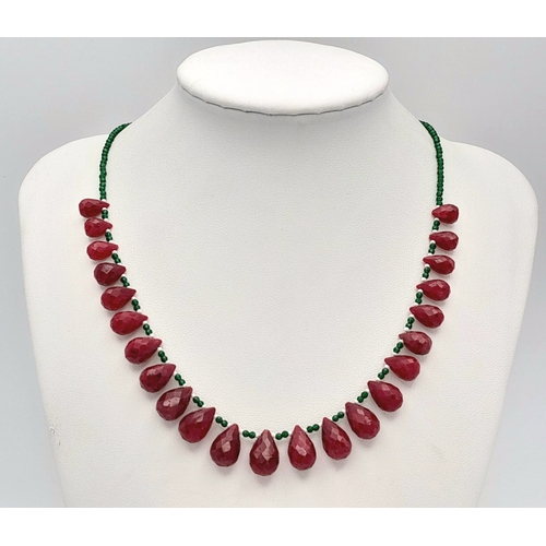 687 - A Ruby Faceted Drops - Green and White Stone Necklace. 
44cm. CD-1721