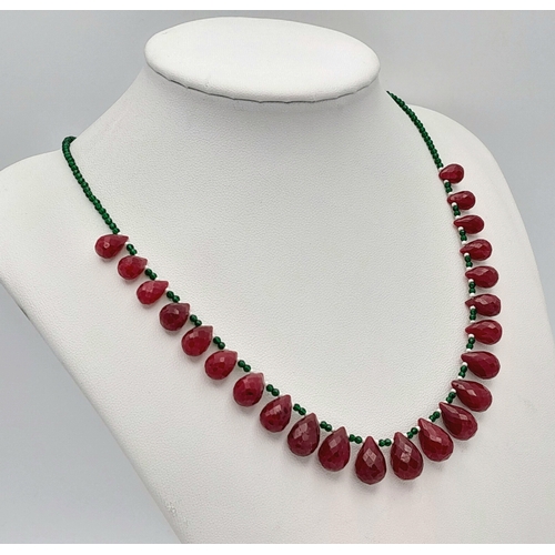 687 - A Ruby Faceted Drops - Green and White Stone Necklace. 
44cm. CD-1721