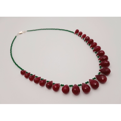 687 - A Ruby Faceted Drops - Green and White Stone Necklace. 
44cm. CD-1721