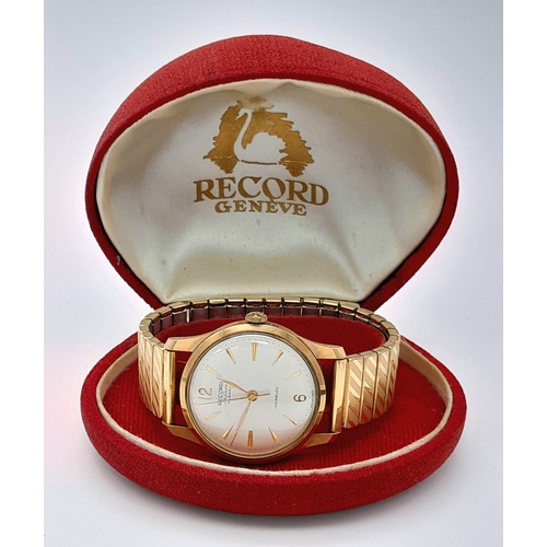 192 - A Vintage 9K Gold Cased Record Mechanical Gents Watch. Expandable bracelet. 9k gold case - 34mm. Sil... 
