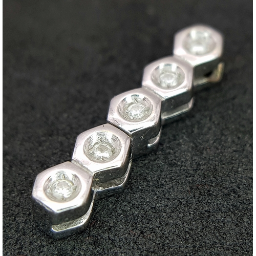 183 - AN 18K WHITE GOLD DIAMOND SET DROP PENDANT. 1G. 15MM. SC7069.