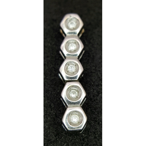 183 - AN 18K WHITE GOLD DIAMOND SET DROP PENDANT. 1G. 15MM. SC7069.