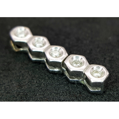 183 - AN 18K WHITE GOLD DIAMOND SET DROP PENDANT. 1G. 15MM. SC7069.