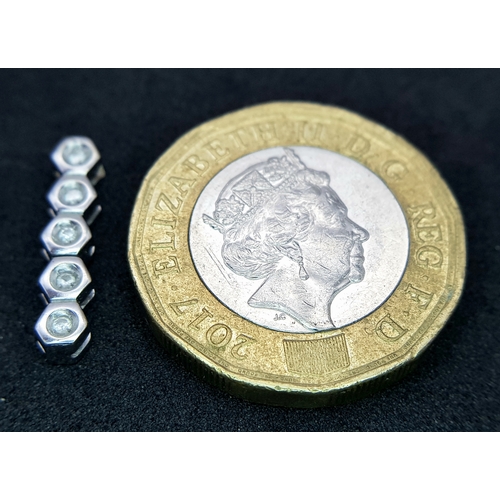 183 - AN 18K WHITE GOLD DIAMOND SET DROP PENDANT. 1G. 15MM. SC7069.