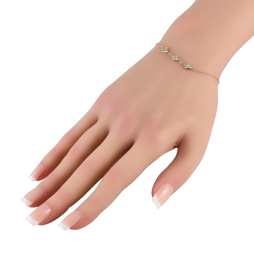 212 - A 14K Yellow Gold 0.25ct Diamond Quatrefoil Bracelet. Sparkling centre diamonds with a total weight ... 