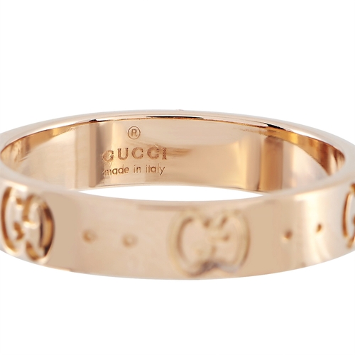 219 - A Gucci 18K Rose Gold Band Ring. Iconic Double G logo design, 4mm wide band. Includes a gift box. Ri... 