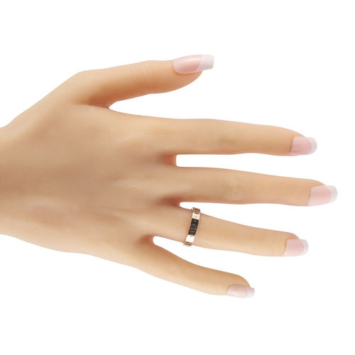 219 - A Gucci 18K Rose Gold Band Ring. Iconic Double G logo design, 4mm wide band. Includes a gift box. Ri... 