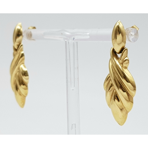 25 - A Pair of 9K Yellow Gold Drop Earrings in Leaf Form. 3.35g