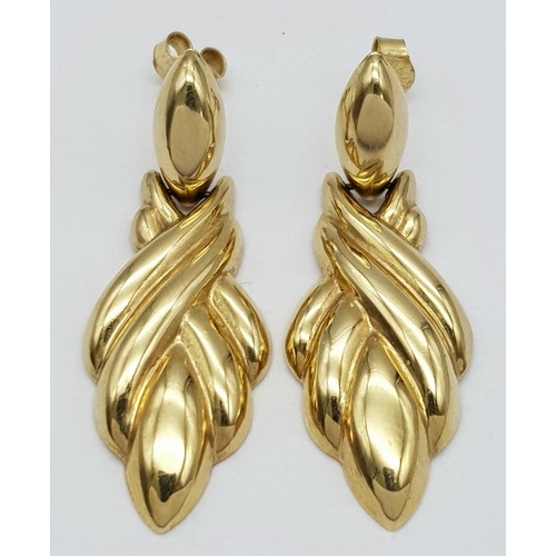 25 - A Pair of 9K Yellow Gold Drop Earrings in Leaf Form. 3.35g