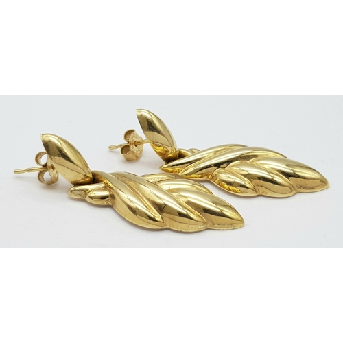 25 - A Pair of 9K Yellow Gold Drop Earrings in Leaf Form. 3.35g